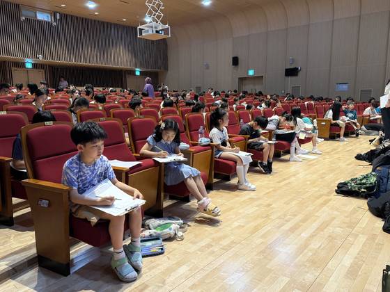 5일 서울 종로구민회관 창신아트홀에서 진행된 제11회 중앙학생시조백일장에서 학생들이 시조짓기에 열중하고 있다. 최혜리 기자