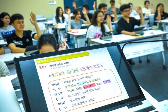 지난 3일 대전시 대덕구 한남대에서 '2025학년도 여름학기 한국어 연수'에 참가한 외국 학생들이 한국어를 배우고 있다. [사진 한남대]