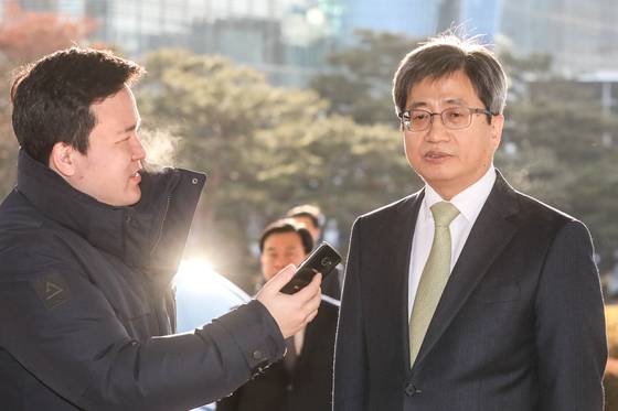 '판사 블랙리스트' 의혹이 일던 2018년 1월 김명수 당시 대법원장이 출근길 기자 질문에 응하는 모습. 뉴스1