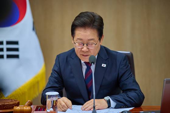 이재명 대통령이 5일 서울 용산 대통령실 청사에서 열린 국무회의에서 자료를 보고 있다. 뉴스1