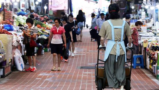 지난 3일 서울 서대문구 인왕시장. 소비자들이 장을 보고 있다. 뉴스1