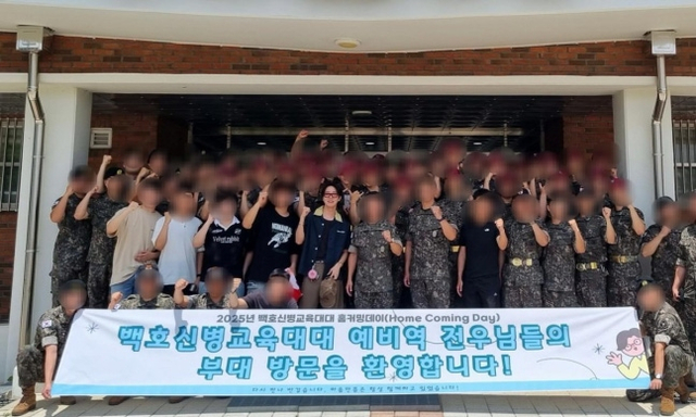 ▲ 제이홉(본명 정호석)은 최근 현역 시절 몸담았던 원주 육군 제36보병사단 백호신병교육대대를 방문, ‘2025 홈커밍데이’를 맞아 함께 생활했던 전우들, 현역 간부들과 만났다. 사진 출처 X(구 트위터)