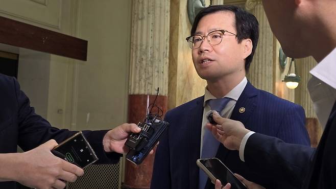 여한구 통상교섭본부장이 5일(현지시간) 미국 워싱턴DC에 도착해 기자들과 만나고 있다. /워싱턴=이상은 특파원