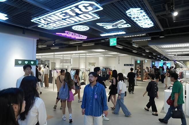 지난 4일 롯데백화점 본점 9층 '키네틱 그라운드'에서 소비자들이 구경하고 있다. / 사진=롯데백화점 제공