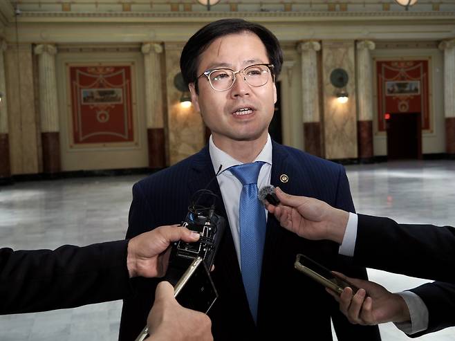 상호관세 유예 종료를 앞두고 미국을 찾은 여한구 산업통상자원부 통상교섭본부장이 5일(현지시간) 워싱턴 유니언스테이션에서 취재진의 질문에 답하고 있다. 워싱턴공동취재단