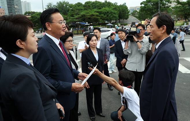 우상호 대통령실 정무수석비서관(맨 오른쪽)이 지난 4일 검찰·대통령실 특수활동비 복원에 대한 국민의힘의 항의 서한을 전달받고 있다. 연합뉴스