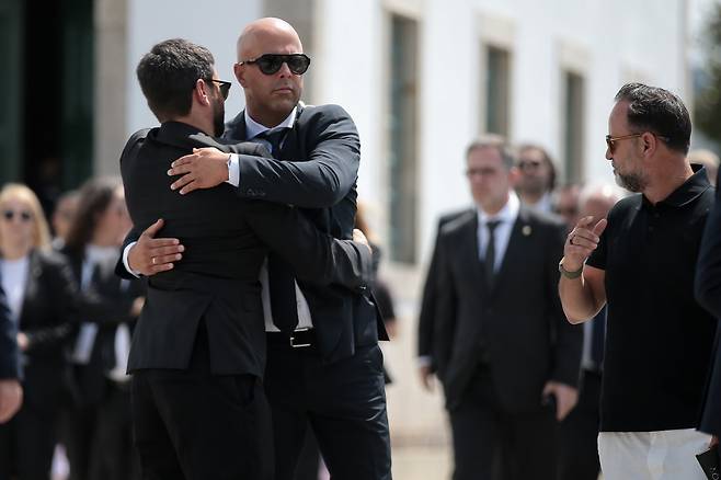잉글랜드 프로축구 리버풀의 아르네 슬롯 감독(오른쪽)이 6일 포르투갈 곤도마르의 교회에서 열린 디오구 조타의 장례식에 참석해 선수들과 포옹하며 애도하고 있다. 곤도마르 | EPA연합뉴스