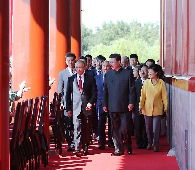 Chinese President Xi Jinping, center, and invited dignitaries arrive on the balcony of Tiananmen Gate in Beijing to watch a parade marking the 70th anniversary of the end of World War II on Sept. 3, 2015. Russian President Vladimir Putin is on the left, while then-South Korean President Park Geun-hye is on the right. [XINHUA/YONHAP]