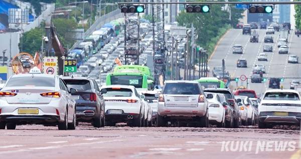 전국 대부분 지역에 폭염특보가 발효된 가운데 서울 강남구 코엑스몰 앞 도로에 아지랑이가 피어오르고 있다. 사진=유희태 기자&nbsp;