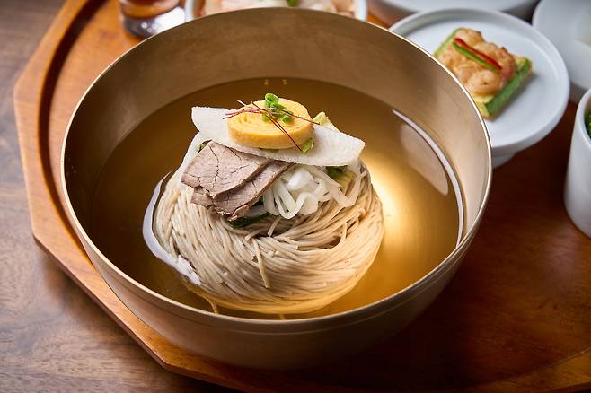 신세계본점에 입점한 ‘서관면옥’의 평양냉면. 고전 평양냉면집에 대항하는 신흥 강자로 꼽힌다. 서관면옥 제공