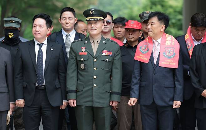 박정훈 전 해병대 수사단장(대령)이 지난달 27일 서울 서초구 서울중앙지방법원에서 열린 '항명·상관 명예훼손 혐의' 2심 속행 공판 출석에 앞서 기자회견에 참석하고 있다.연합뉴스