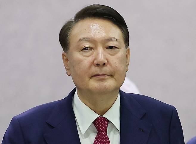 윤석열 전 대통령이 5일 내란 특검 2차 조사를 마치고 조은석 특별검사팀 사무실이 있는 서울 서초구 서울고검을 나서고 있다. 연합뉴스