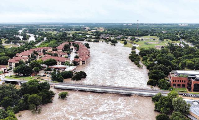 미국 텍사스주 조지타운의 샌개브리엘강이 5일(현지시간) 폭우로 범람해 마을의 다리와 상당수 건물이 침수돼 있다. 로이터연합뉴스