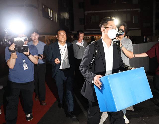 김건희 여사 관련 의혹을 수사 중인 민중기 특별검사팀 수사관들이 지난 3일 서울 종로구 삼부토건 본사에서 압수수색을 마친 뒤 압수품을 들고 나오고 있다. 특검팀은 삼부토건 본사와 서울 중구 옛 삼부토건 사무실 등을 압수수색해 각종 파일과 문건 등을 확보했다. 연합뉴스