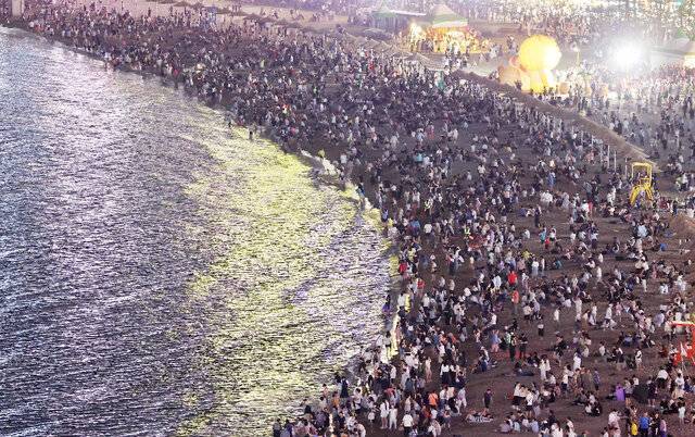 폭염과 열대야가 기승을 부린 5일 저녁 많은 시민과 관광객들이 부산시 수영구 광안리해수욕장에 나와 더위를 식히고 있다. 당분간 밤낮으로 폭푹 찌는 더위가 이어질 것으로 예보되면서 올해 열대야 기간은 역대 최장기간이었던 지난해 여름을 넘어설 가능성이 높을 것으로 보인다. 뉴시스