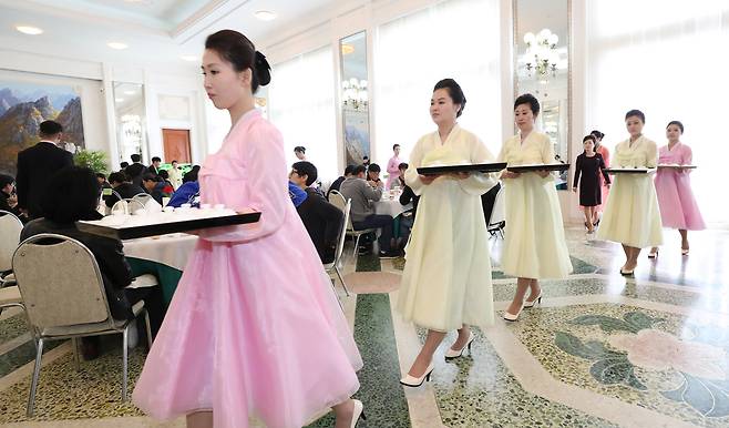 북한의 평양 냉면 전문점인 옥류관에서 직원들이 남북평화 협력기원 남측예술단원들에게 음식을 접대하고 있다. 뉴시스