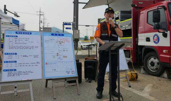 6일 오후 인천 계양구 병방동 맨홀 밑 작업자 실종 현장 주변에서 김만종 계양소방서 현장대응단장이 언론 브리핑을 하고 있다. 황남건기자