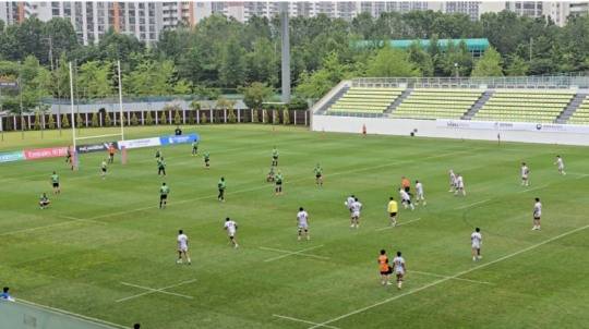 국내 럭비 경기 모습. 럭비 골대는 사각형인 축구와 달리 'H'자형인게 특징이다.