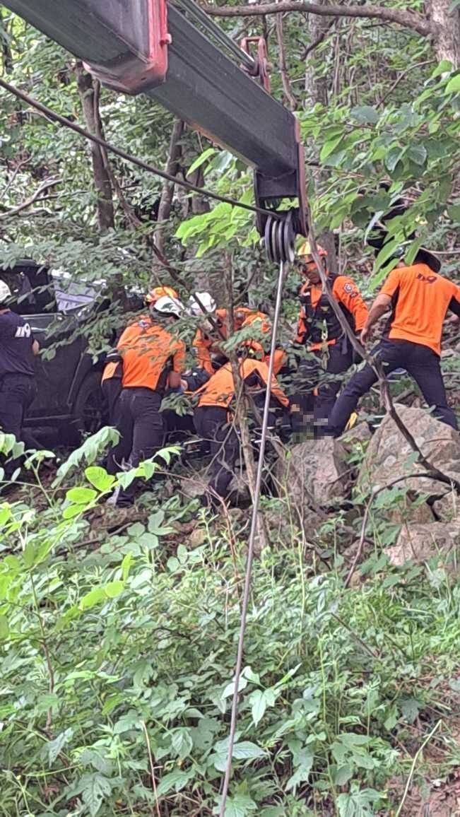 5일 오후 3시 32분께 양양군 서면 흘림골 인근 국도에서 렉스턴 승용차가 보호난간을 들이받은 뒤 40ｍ 아래 낭떠러지로 추락했다. [사진 = 강원특별자치도소방본부]
