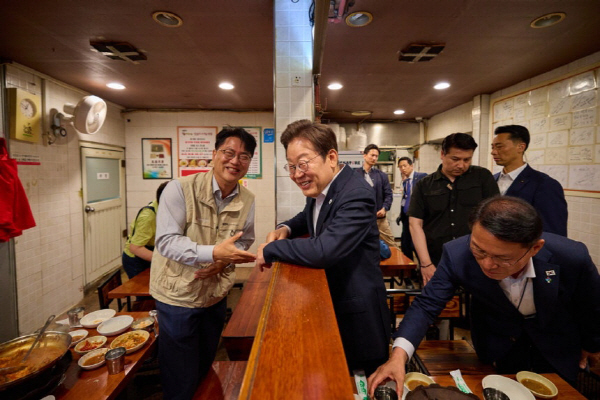 지난달 26일 용산 골목상권을 방문한 이재명 대통령. [사진 = 대통령실]
