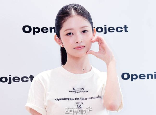 그룹 아이브 막내 레이가 브랜드 포토행사에 참석해 볼하트 포즈를 취하고 있다.