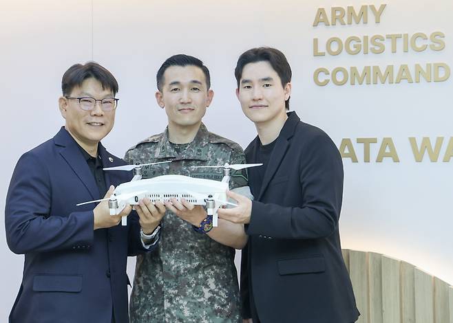 국방 3D프린팅 경진대회 장관상 받은 육군 군수사령부 3인. 왼쪽부터 장진수 사무관, 김진원 소령, 김두영 주무관. [육군]
