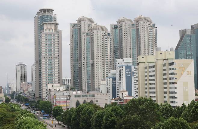 아파트와 오피스텔이 섞여 있는 양천구 하이페리온 2차 전경. 6·27 대출규제 영향권인 아파트와 달리 오피스텔은 적용 대상에서 제외될 것으로 보인다.  이충우 기자