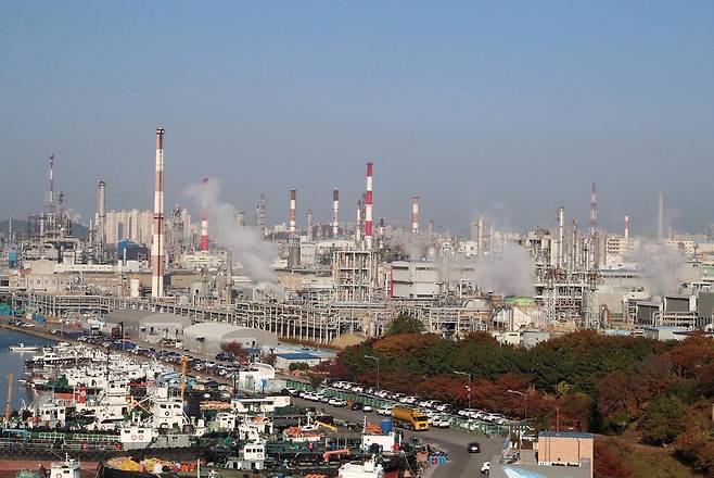 울산석유화학공단 전경. 최근 국내 유화업계가 불황에 빠진 가운데 탄소 배출 규제 강화를 우려하는 목소리가 커지고 있다.  울산시