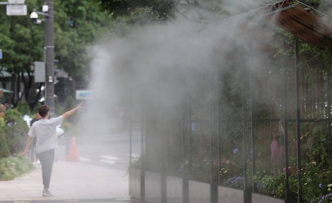 무더운 날씨 이어지면서 전국 대부분 지역에 폭염특보가 발효된 1일 서울광장에서 쿨링포그가 가동되고 있다. 2025.7.1 [사진 = 연합뉴스]