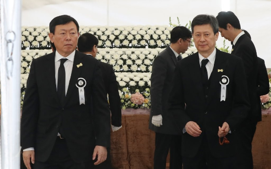 신동주 SDJ코퍼레이션 회장(전 일본 롯데홀딩스 부회장·오른쪽)과 차남 신동빈 롯데홀딩스 회장.(사진=연합뉴스)