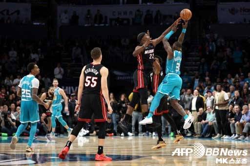 NBA가 36피트 이상 거리에서 쿼터 종료 3초 이내 시도했으나 빗나간 슛에 대해 팀 기록만 인정하는 방안을 추진중이다. 사진=ⓒAFPBBNews = News1