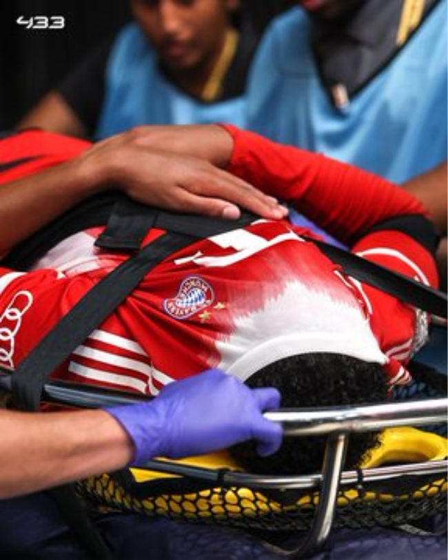 쓰러진 자말 무시알라. 그는 들것에 실려 경기장을 빠져나갔다. 큰 고통을 호소한 뒤 유니폼에 얼굴을 파뭍었다. 큰 부상이 우려된다. 어쩌면 개막 전 ‘시즌 아웃’이 거론될 수 있다. 사진=433 SNS