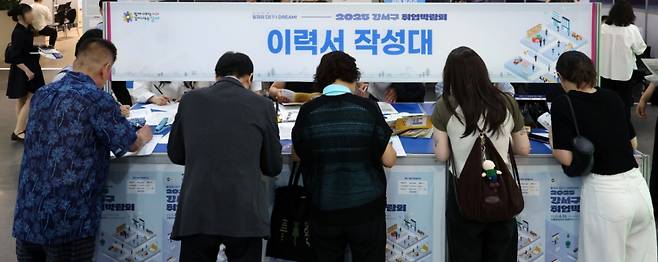 [서울 강서구 마곡 서울창업허브엠플러스에서 열린 2025 강서구 취업박람회에서 구직자들이 이력서를 작성하고 있다.  2025.06.26. /사진=뉴시스