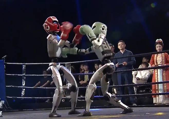 5월 중국에서 열린 휴머노이드로봇 격투 토너먼트 장면./사진=현지영상 캡쳐