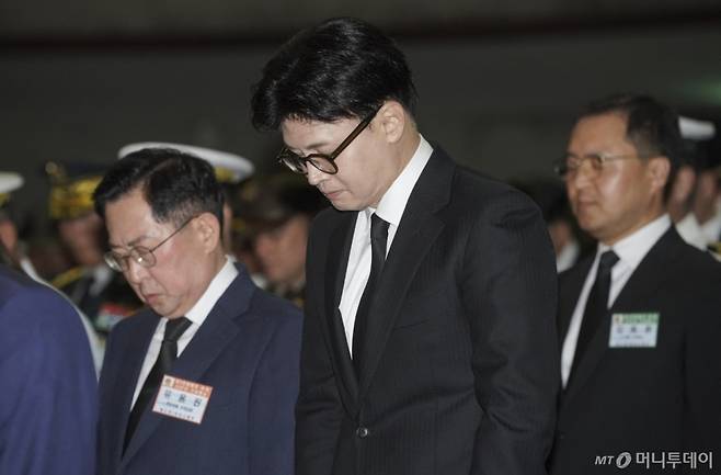 한동훈 국민의힘 전 대표가 29일 경기 평택시 해군 2함대사령부에서 열린 '제2연평해전 승전 23주년 기념식'에서 묵념을 하고 있다. (공동취재) 2025.6.29/사진=뉴스1 /사진=(평택=뉴스1) 김영운 기자