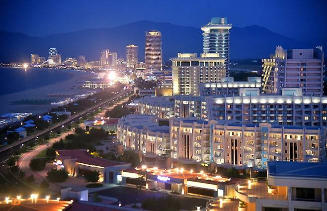 북한 노동당 기관지 노동신문은 지난 4일 "동해의 명승 명사십리에 우리 식의 해안관광도시, 인민의 문화 휴양지가 웅장하고 화려하게 솟아났다"며 연일 원산 갈마해안관광지구를 홍보했다. /사진=(평양 노동신문=뉴스1)