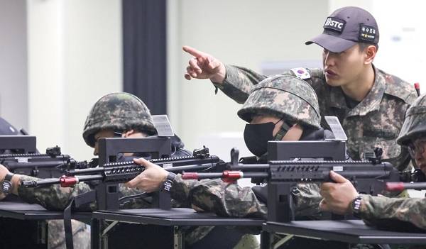 송창식이 '사랑이야' 노래를 감옥에서 썼다고 말했다. 사진은 기사의 이해를 돕기 위한 육군 제51보병사단의 2025년 첫 예비군훈련이 실시된 지난 3월6일 경기 화성시 수원·화성·오산과학화예비군훈련장에서 예비군들이 영상모의 사격, 시가지 전투 등 훈련을 받고 있는 모습. /사진=뉴스1(경기사진공동취재단)
