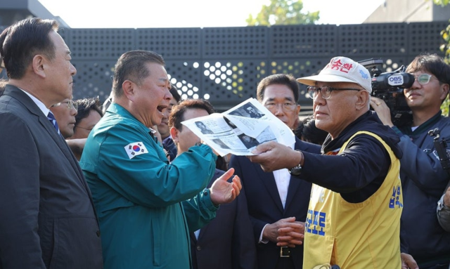 2024년 10월 31일 경기도 파주시 임진각 국립 6·25전쟁 납북자기념관에서 최성용 납북자가족모임 대표(오른쪽)가 대북 전단 살포를 만류하는 김경일 파주시장과 언쟁을 벌이고 있다. 연합뉴스
