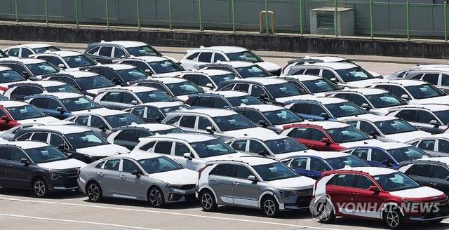 수출 대기 중인 승용차들. 연합뉴스.