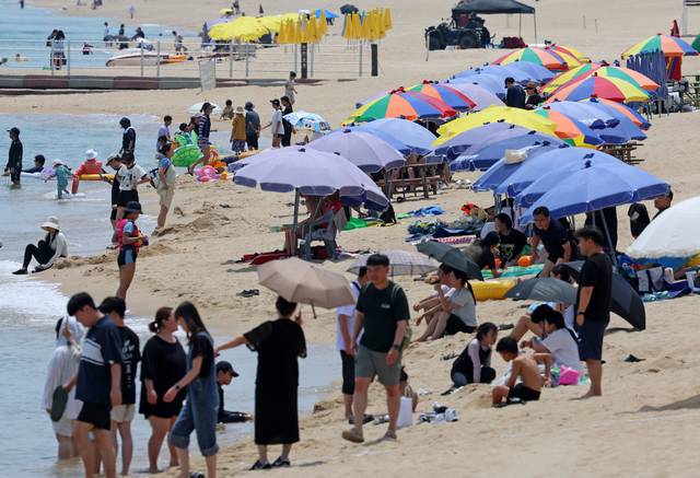 강원 강릉지역에 폭염경보와 7일째 열대야가 이어진 6일 강문해수욕장에서 피서객들이 무더위를 식히는 모습. 연합뉴스