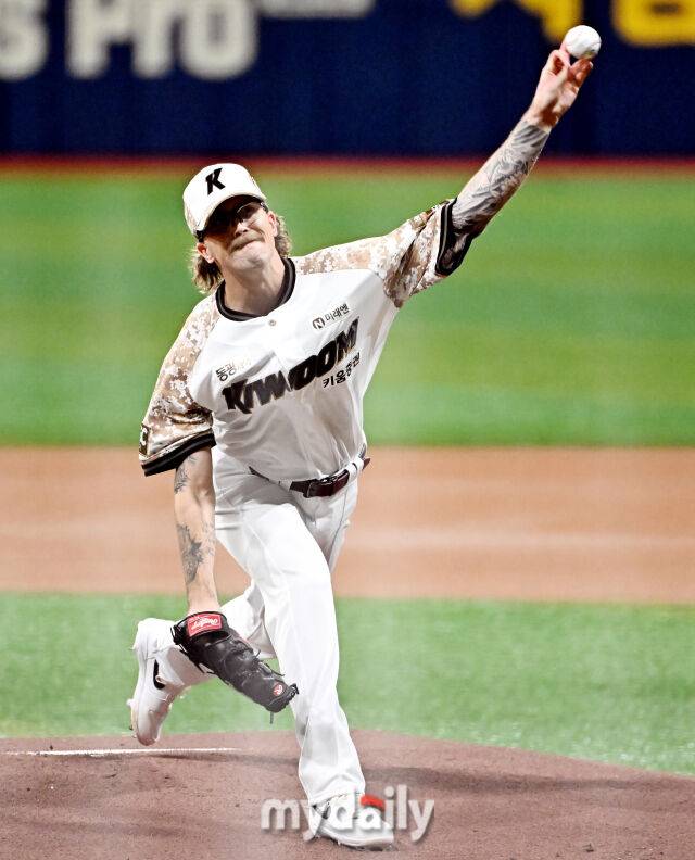25일 오후 서울 고척동 고척스카이돔에서 진행된 '2025 프로야구 KBO리그' 키움히어로즈와 KIA타이거즈의 경기. 키움 선발투수 웰스가 역투하고 있다./마이데일리