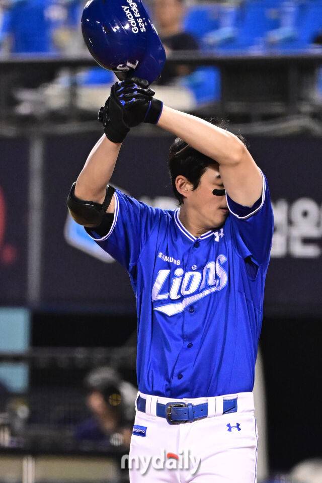 2일 서울 잠실야구장에서 열린 '2025 신한 SOL BANK KBO리그' 삼성 라이온즈와 두산 베어스 경기. 삼성 구자욱이 6회초 선두타자로 나와 타임 후 땀을 닦고 있다./마이데일리