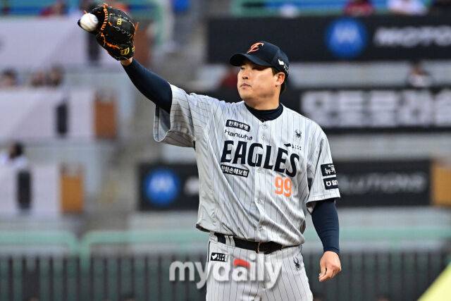 17일 인천 SSG랜더스필드에서 열린 '2025 신한 SOL BANK KBO리그' 한화 이글스와 SSG랜더스 경기. 한화 류현진이 선발 투수로 나와 공을 받고 있다./마이데일리