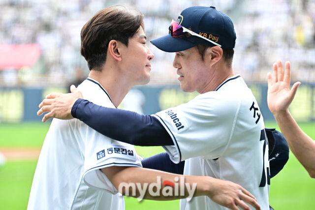 6일 서울 잠실야구장에서 열린 '2025 신한 SOL BANK KBO리그' KT 위즈와 두산 베어스 경기. 두산 김재호가 1회초 1사에 박준순과 교체된 뒤 조성환 감독대행과 인사를 나누고 있다./잠실=한혁승 기자