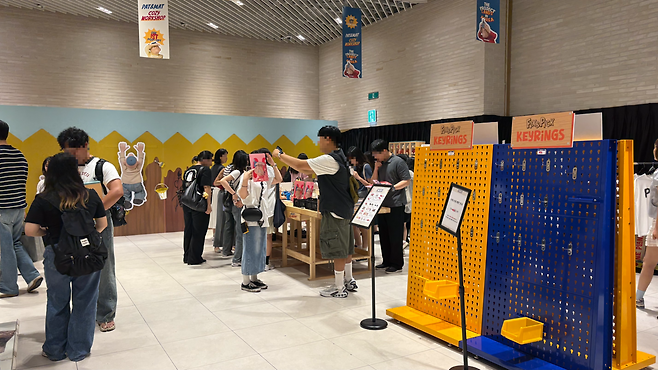 지난 2일 서울 영등포구 ‘더현대 서울’ 팝업스토어에 방문객이 몰려 있다. 박연수 기자