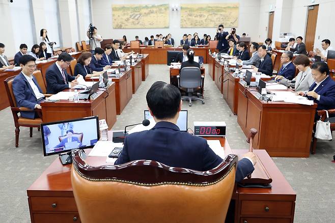 2일 서울 여의도 국회에서 열린 교육위원회 전체회의에서 더불어민주당 소속 김영호 위원장이 의사봉을 두드리고 있다. [연합]