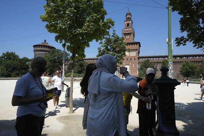 6월 이른 더위가 찾아온 이탈리아 밀라노의 한 거리.[AP]