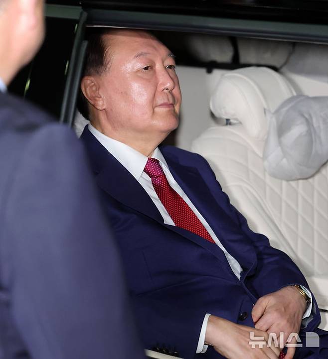 [서울=뉴시스] 홍효식 기자 = 윤석열 전 대통령이 5일 오후 서울 서초구 서울고등검찰청에 마련된 내란특검 사무실에서 2차 대면 조사를 마친 뒤 귀가하고 있다. 2025.07.06. yesphoto@newsis.com