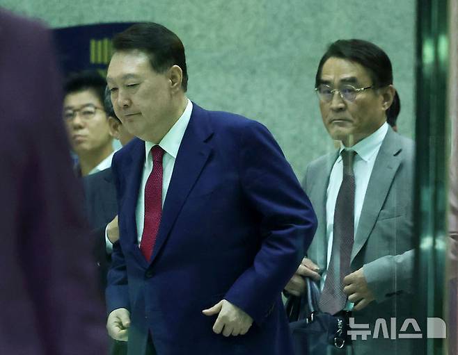 [서울=뉴시스] 홍효식 기자 = 윤석열 전 대통령이 5일 오후 서울 서초구 서울고등검찰청에 마련된 내란특검 사무실에서 2차 대면 조사를 마친 뒤 귀가하고 있다. 2025.07.06. yesphoto@newsis.com