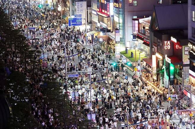 [부산=뉴시스] 하경민 기자 = 폭염특보와 열대야 현상으로 인해 밤낮으로 푹푹 찌는 더위가 이어진 5일 밤 부산 수영구 광안리해수욕장 해안도로가 '차 없는 도로'로 통제돼 시민과 관광객들로 북적이고 있다. 2025.07.06. yulnetphoto@newsis.com